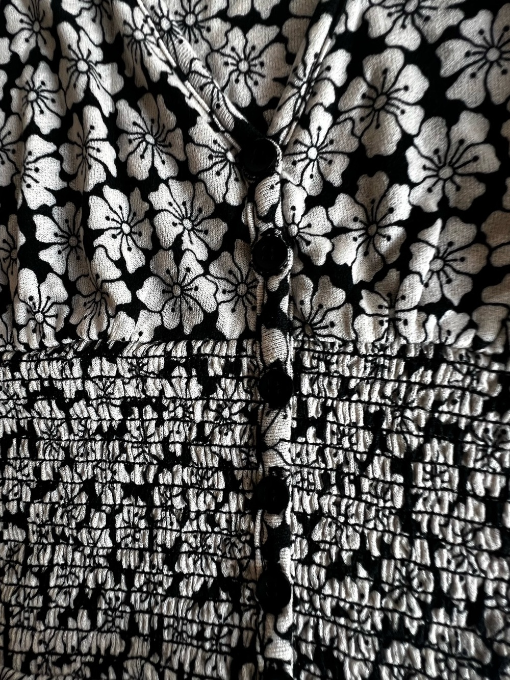 URBAN OUTFITTERS BLACK & WHITE FLORAL SMOCKED CROP TOP.  LARGE.  VISCOSE - Picture 3 of 7